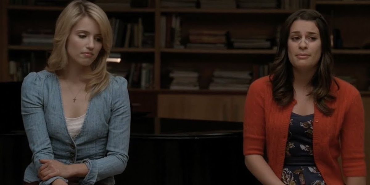 Quinn and Rachel singing at the choir room in Glee