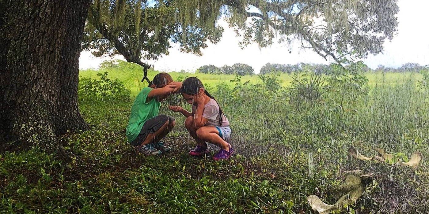 Jacey and Moonee in the rain in The Florida Project