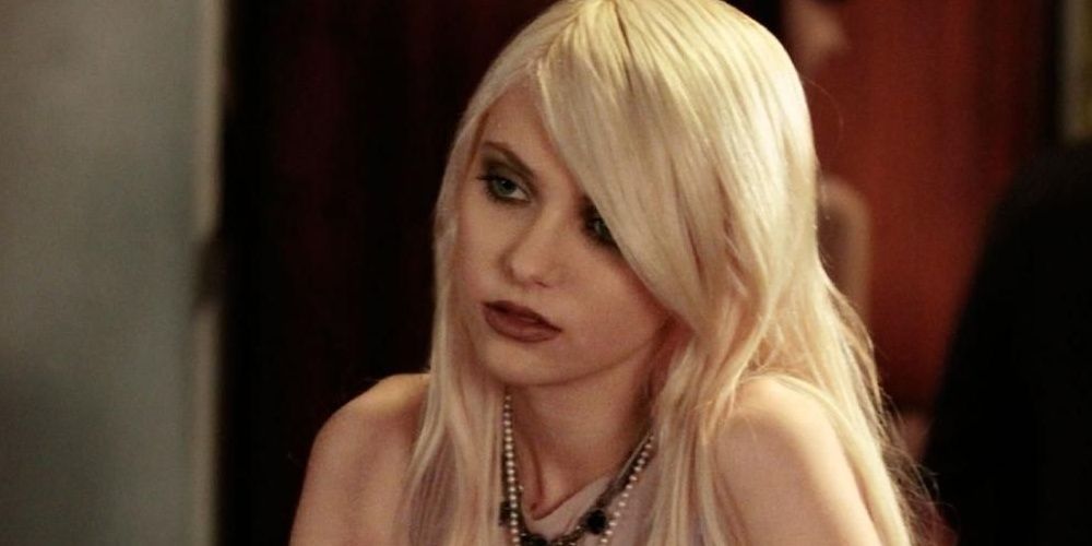 Jenny Humphrey sitting and looking at someone with an annoyed face