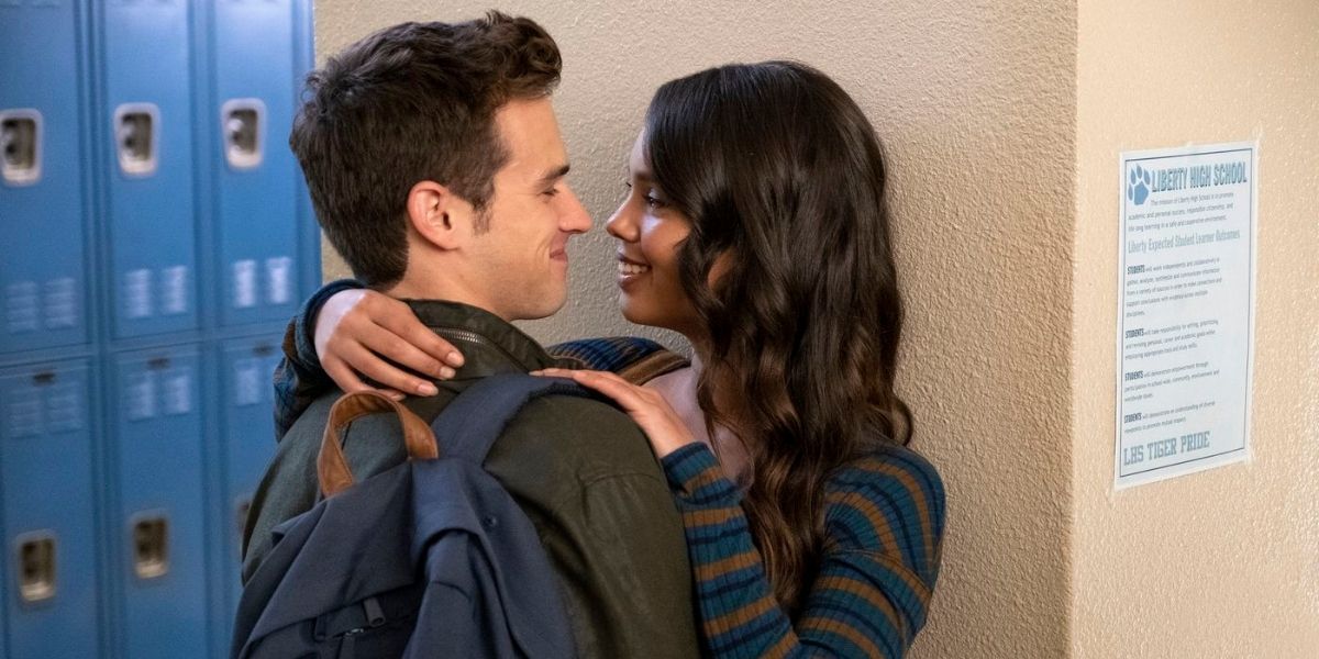 Jess and Justin about to kiss in the hallway in 13 Reasons Why