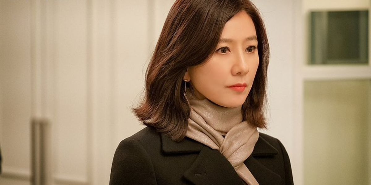 Ji Sun-Woo entering her home in World of the Married