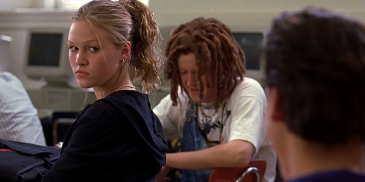 Kat looks over her shoulder at Joey in English class in 10 Things I Hate About You