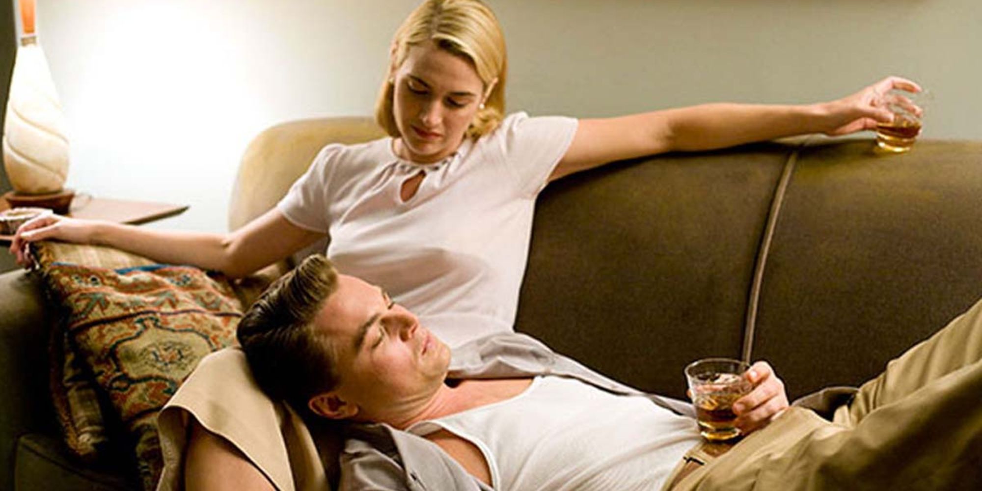 Kate Winslet & Leonardo DiCaprio 5 Ways Their Onscreen Love Is Stronger On Revolutionary Road (5 Ways Its On Titanic)
