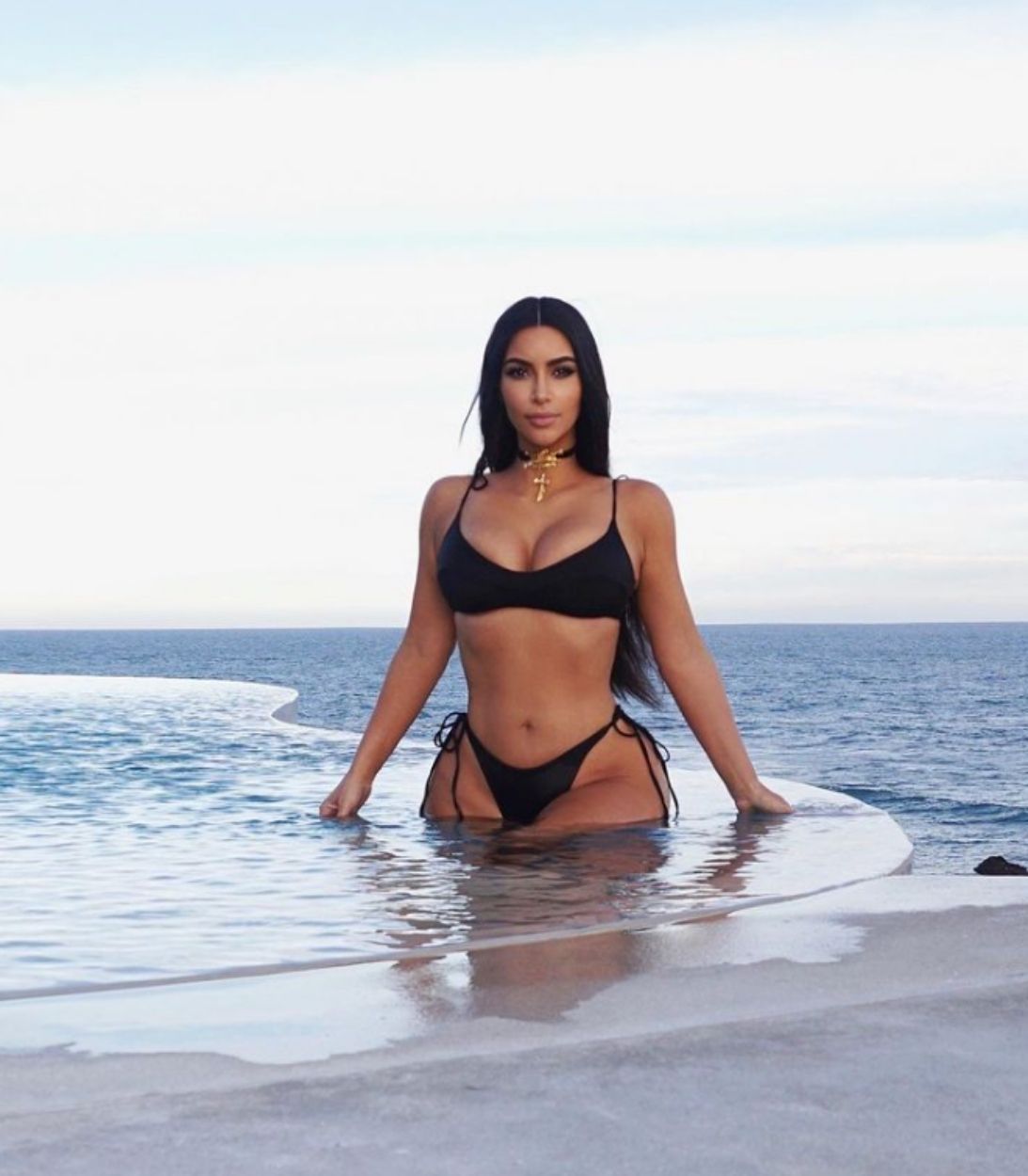 Kim Kardashian West-bikini-Keeping Up With The Kardashians