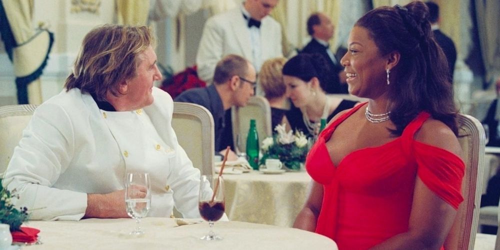   Queen Latifah em uma mesa de jantar em Last Holiday