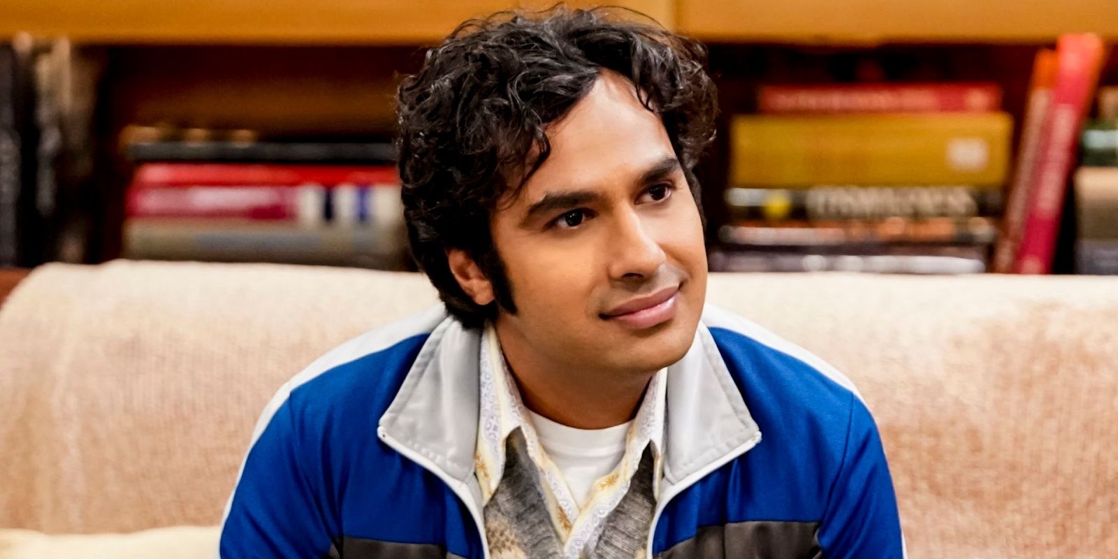 Raj sorrindo e inclinando a cabeça suavemente em The Big Bang Theory.