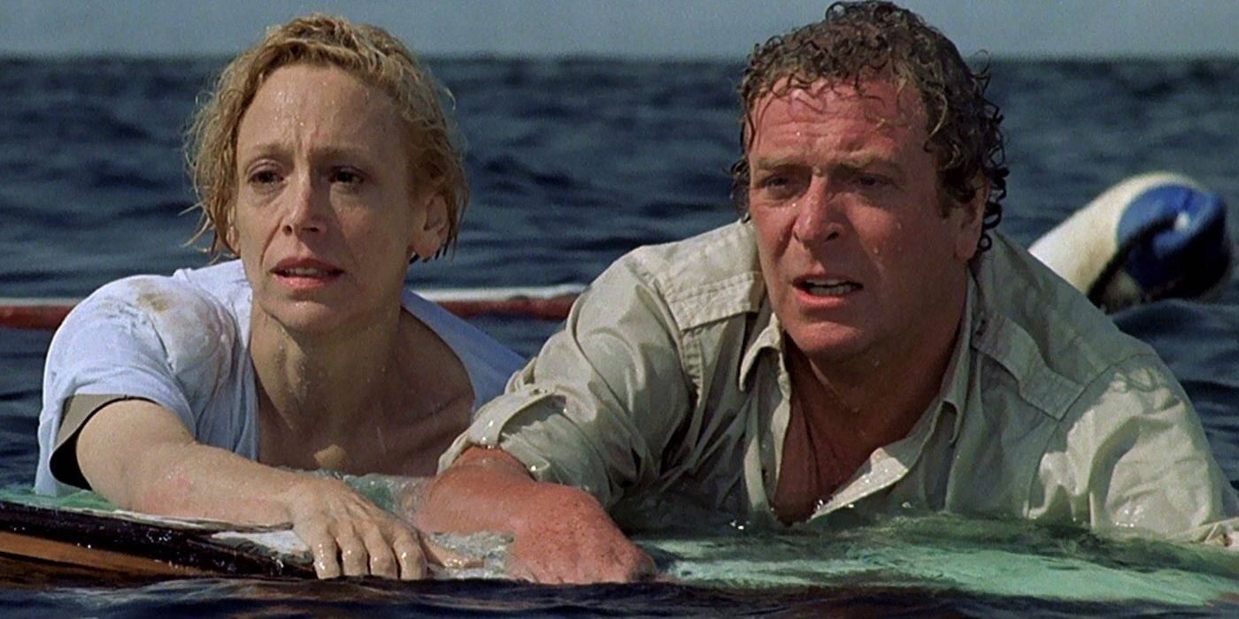 Michael Caine segurando destroços de barco em Jaws The Revenge