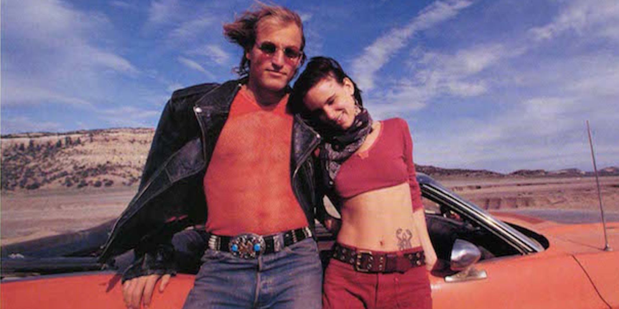 Woody Harrelson and Juliette Lewis stand next to a car in Natural Born Killers