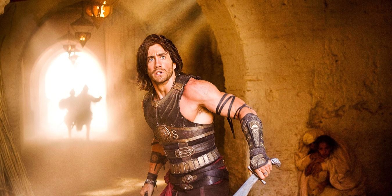 Jake Gyllenhaal holds a sword in a hall in Prince of Persia