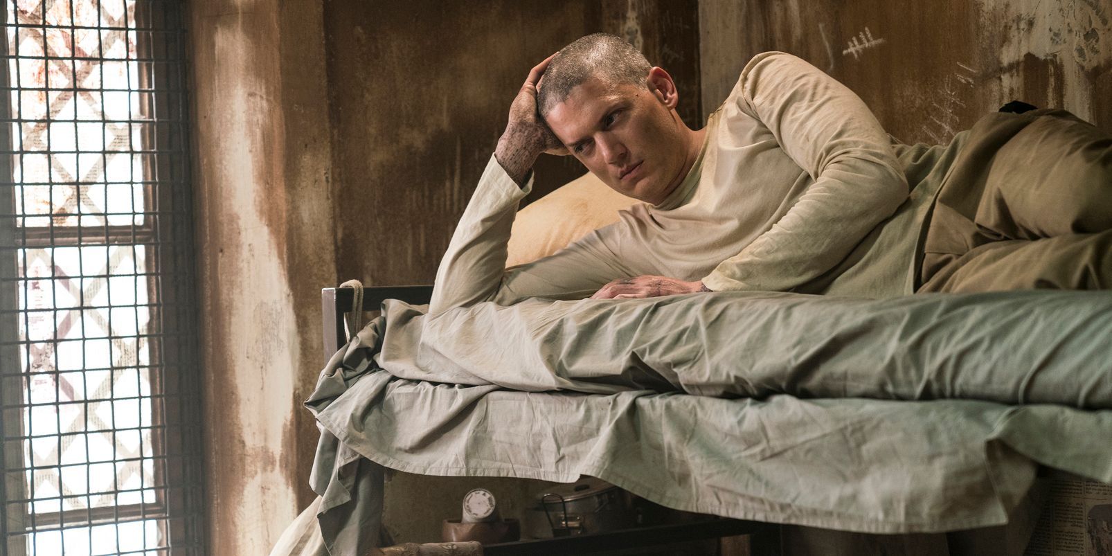 Michael Scofield in a bed in Prison Break