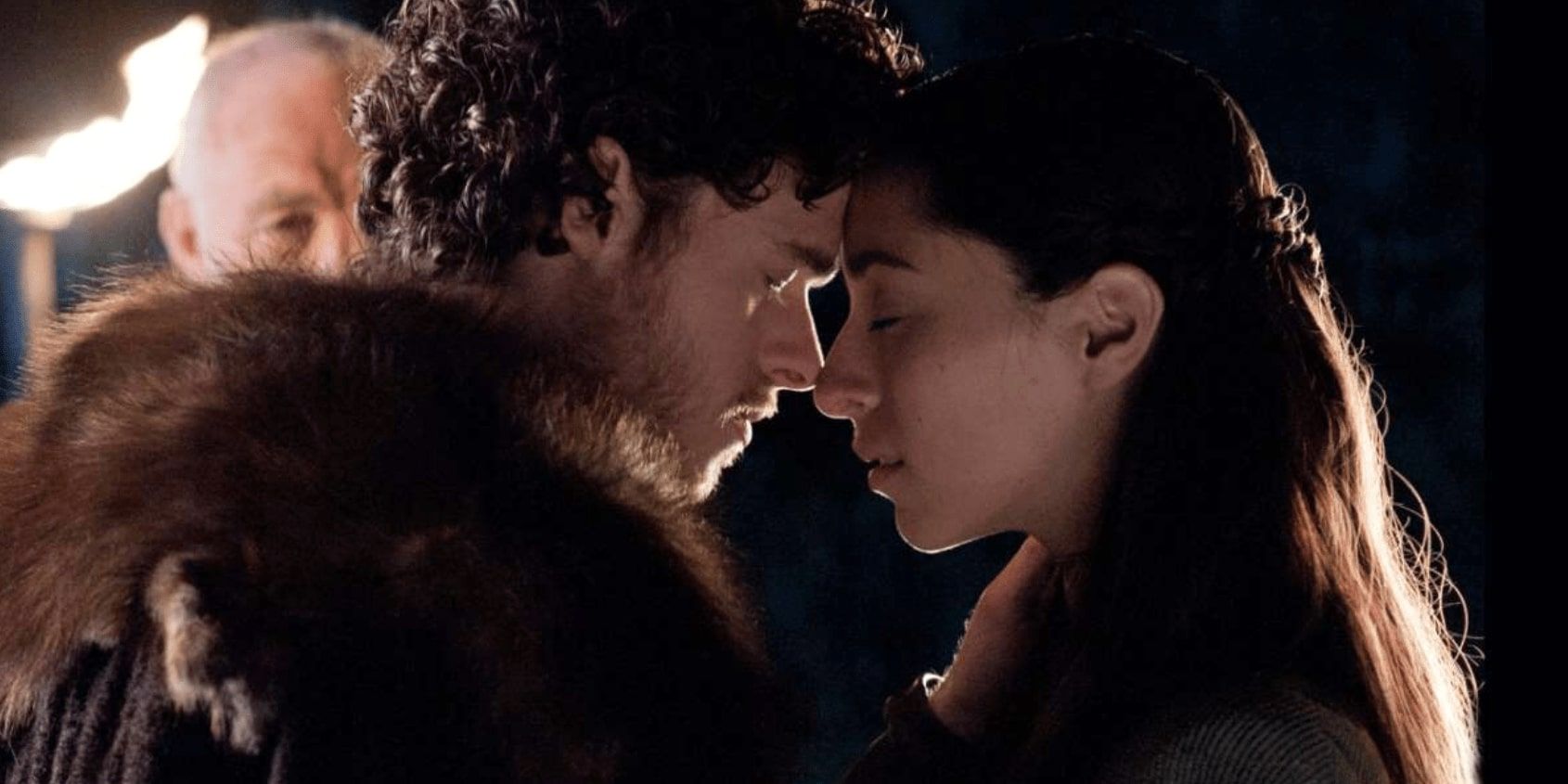 Robb (Richard Madden) e sua esposa Talisa Stark (Oona Chaplin) juntando suas testas em Game of Thrones.