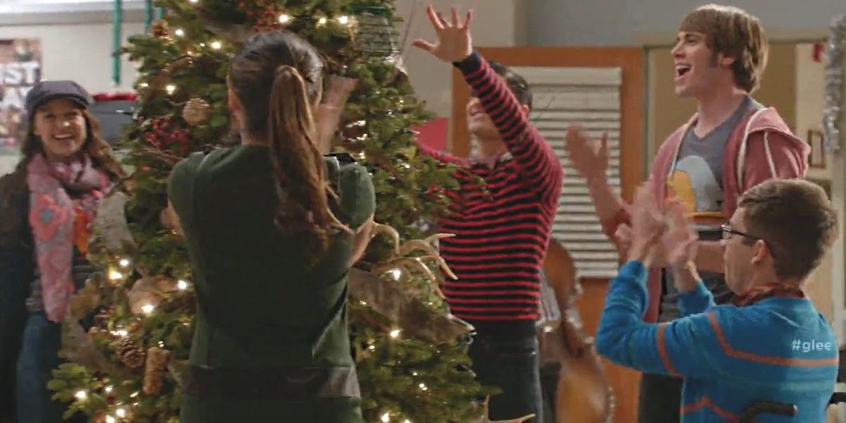 Le casting de Glee autour d'un sapin de Noël