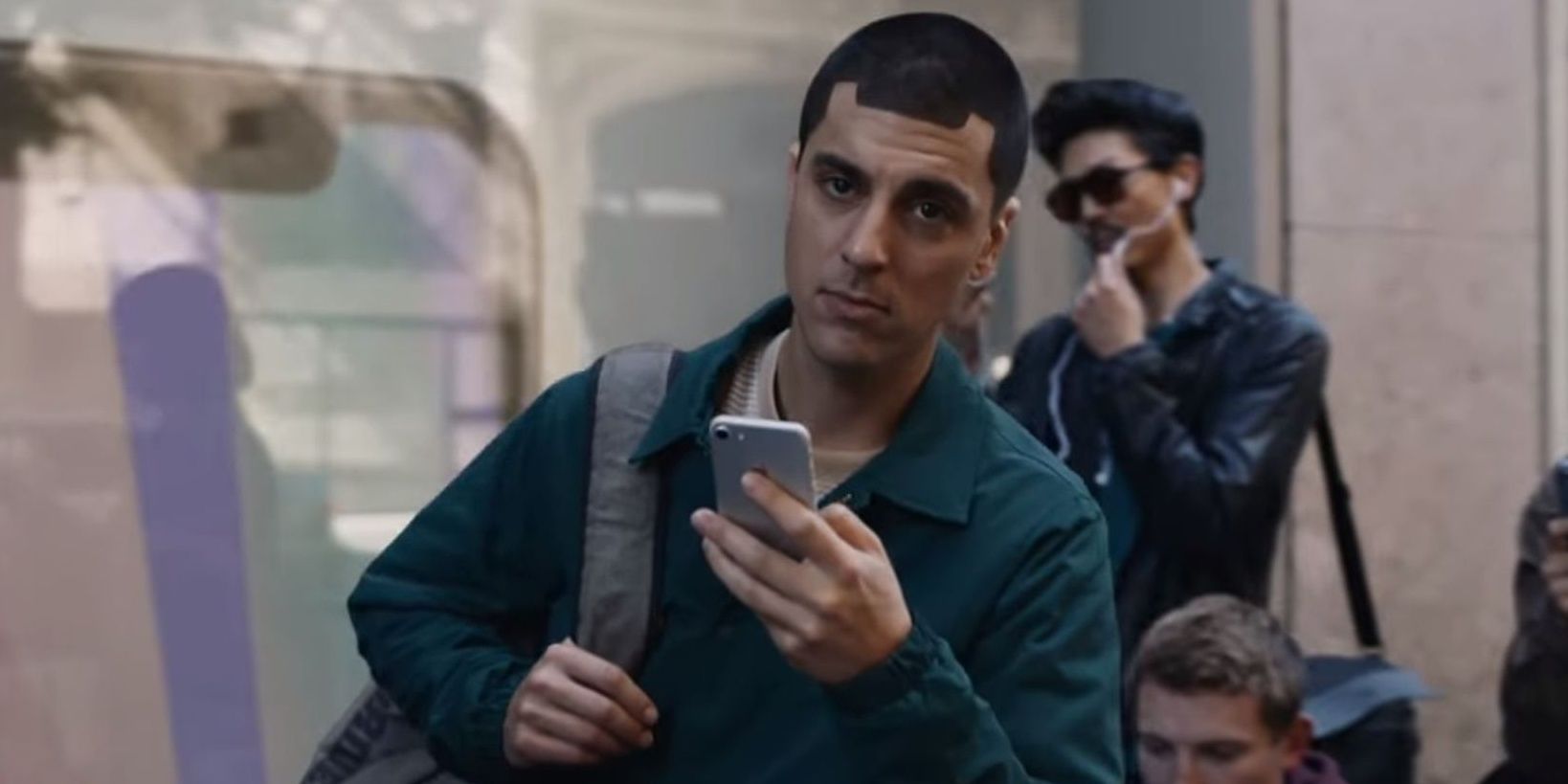 Samsung mocks Apple's notch in commercial 