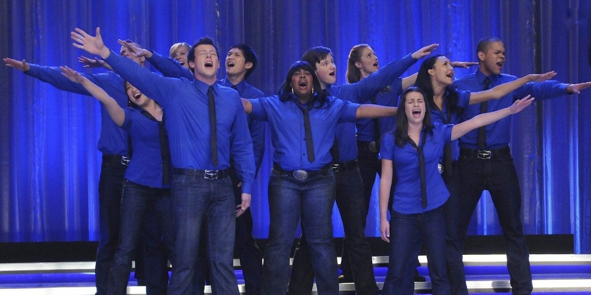 The New Directions perform Somebody to Love on stage in Glee