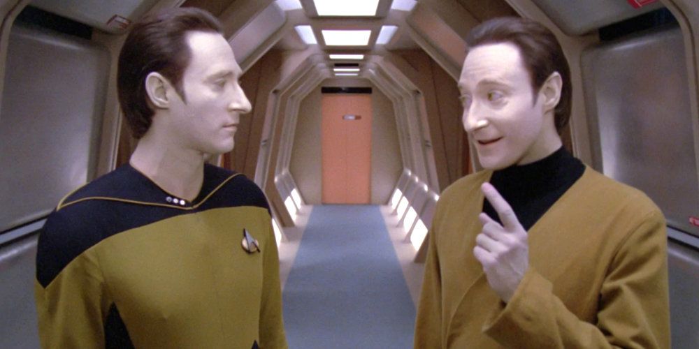 Lore & Data discutindo em um corredor em Star Trek The Next Generation