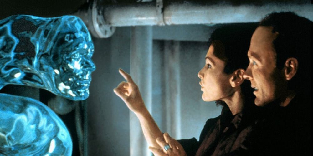 Lindsey reaching out to touch the face made of water in The Abyss (1989)