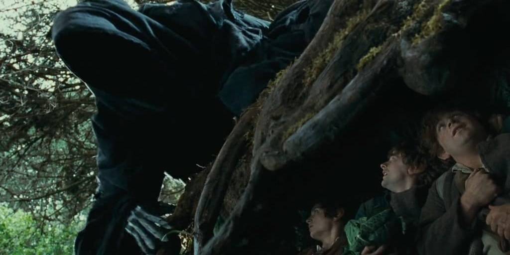 Um Nazgûl procura pelos Hobbits escondidos