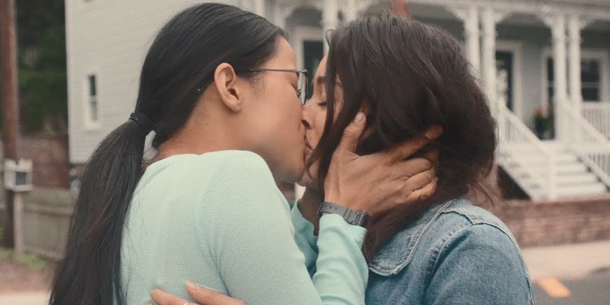 Leah Lewis and Alexxis Lemire kiss in The Half of It