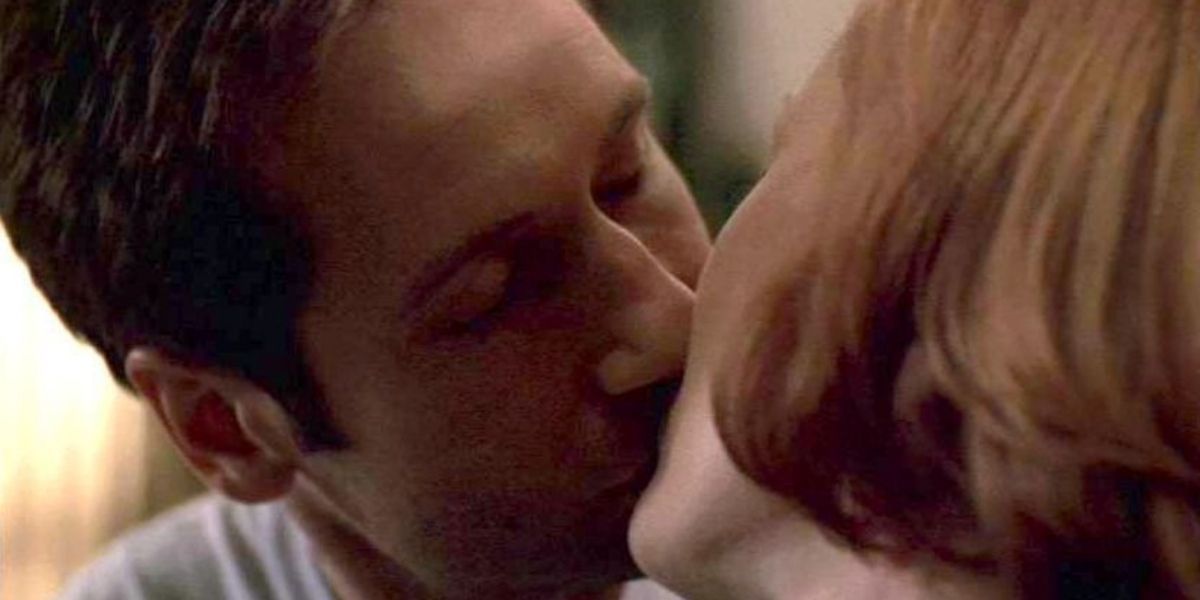 Mulder and Scully kissing for the first time