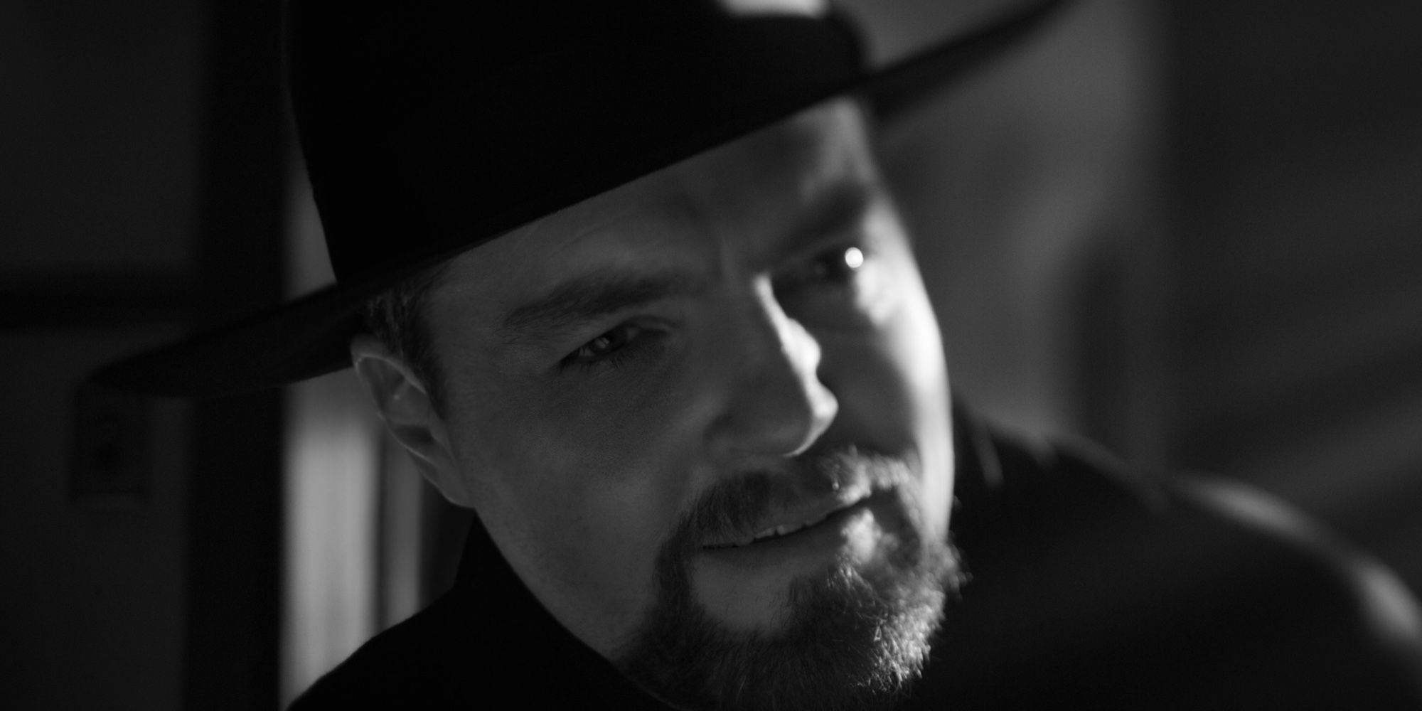 Tom Burke as Orson Welles in Mank