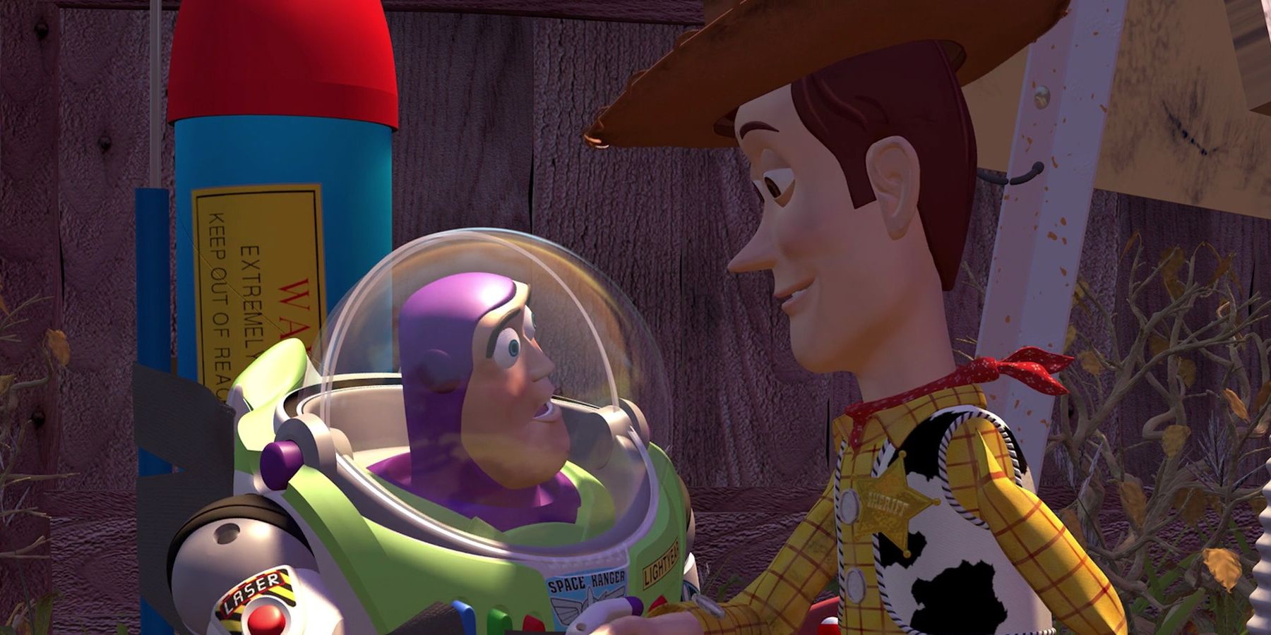 Woody e Buzz apertam as mãos em Toy Story