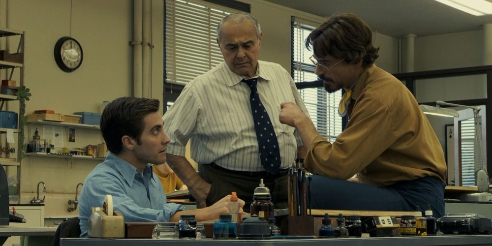 Paul and Robert talking at the newspaper office in Zodiac