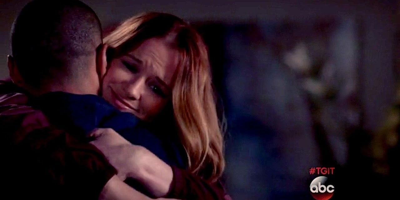 An image of April and Jackson hugging in Grey&rsquo;s Anatomy