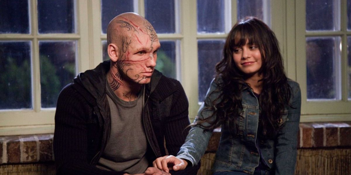 Alex Pettyfer and Vanessa Hudgens in Beastly 