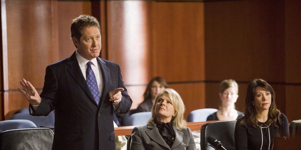 Alan Shore fala em um tribunal em Boston Legal