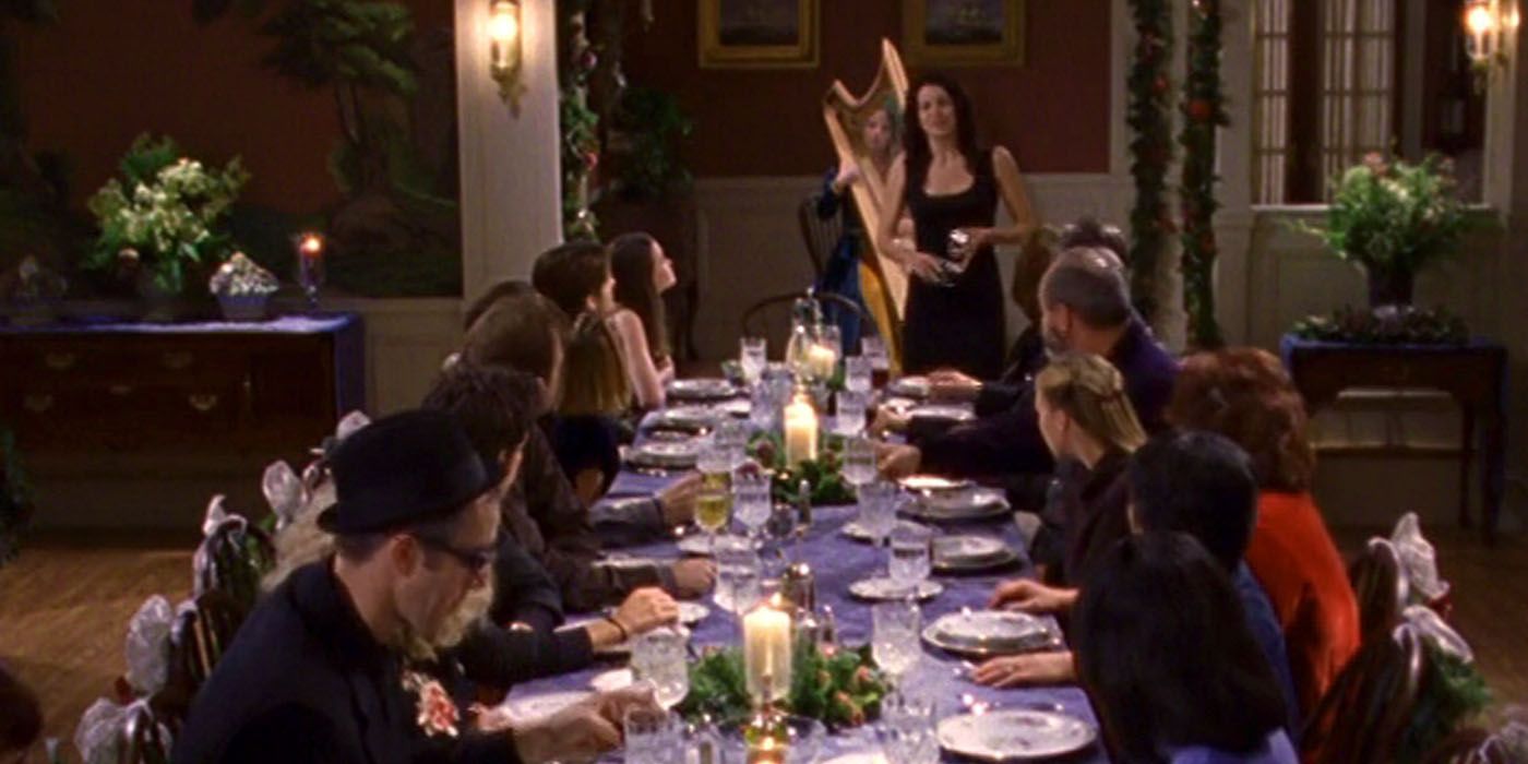 Lorelai parle à ses invités lors du dîner Bracebridge de l'Independence Inn à Gilmore Girls