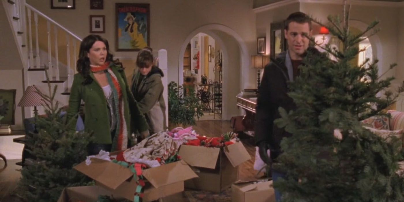 Lorelai, Rory en Chris halen de kerstversieringen tevoorschijn in Gilmore Girls