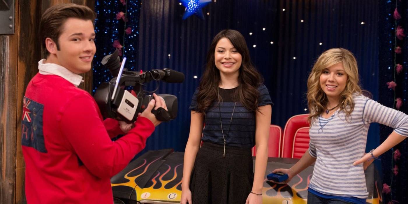 Freddie, Carly, and Sam making their web show iCarly.