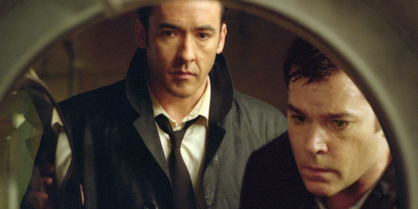 Ray Liotta and John Cusack look inside a vault in Identity.