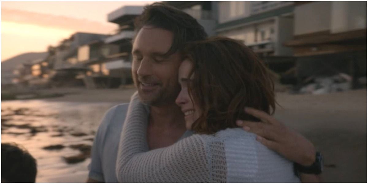 Nathan Riggs e Megan Hunt se abraçando na praia em Grey's Anatomy
