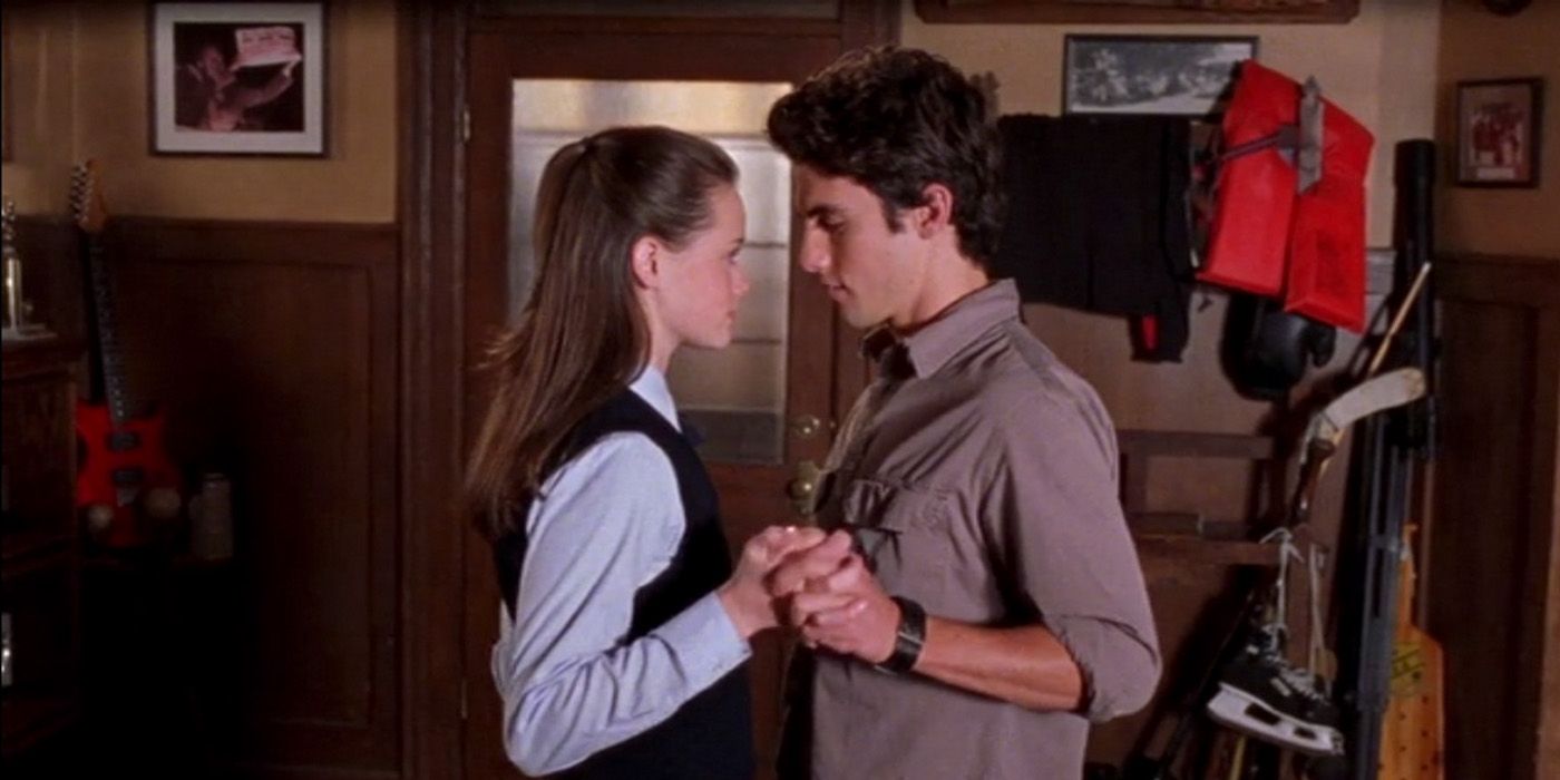 Rory (Alexis Blendel) and Jess (Milo Ventimiglia) holding hands on Gilmore Girls