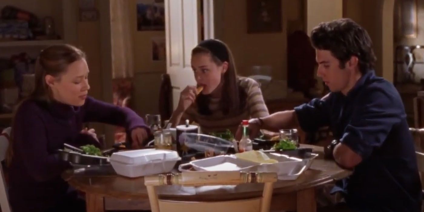 Rory (Alexis Bledel), Paris (Liza Weil) and Jess (Milo Ventimiglia) eating together in Gilmore Girls.