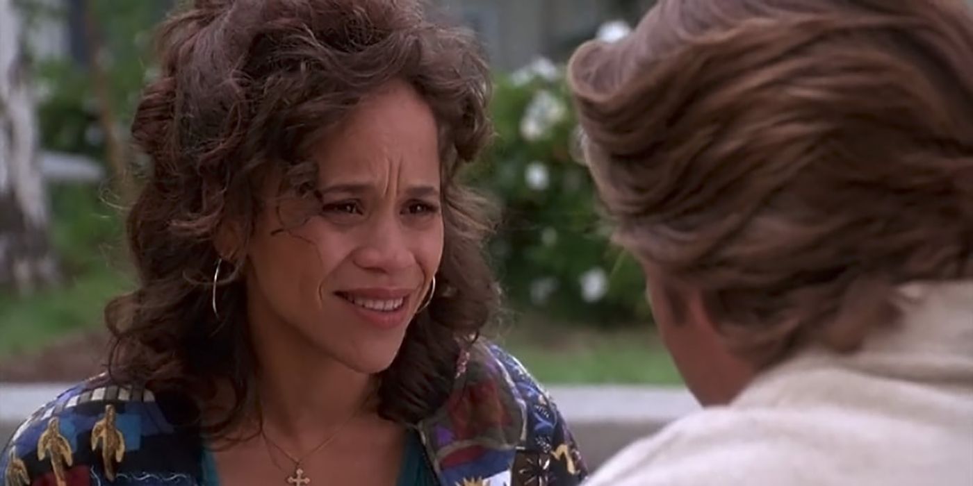 Carla (Rosie Perez) se encolhendo enquanto conversa com alguém em Fearless.