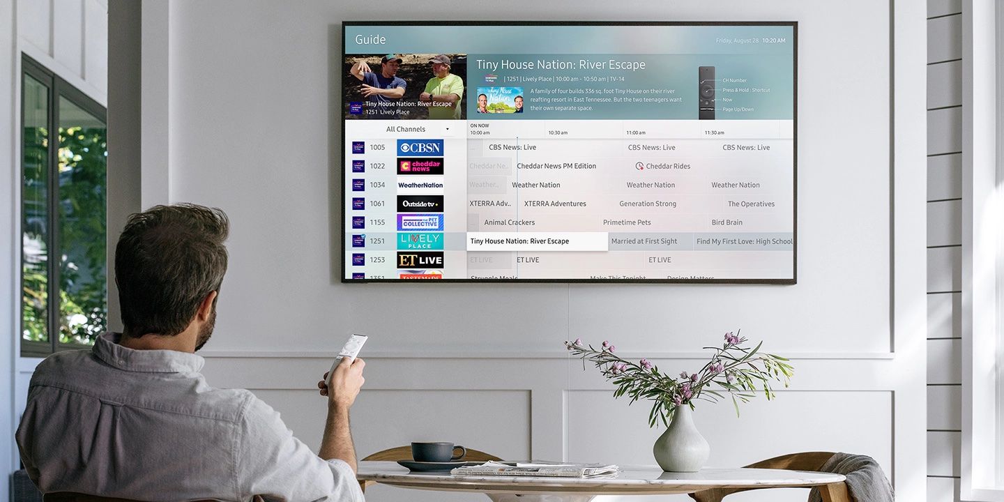 Um homem assistindo Samsung TV Plus em uma TV Samsung