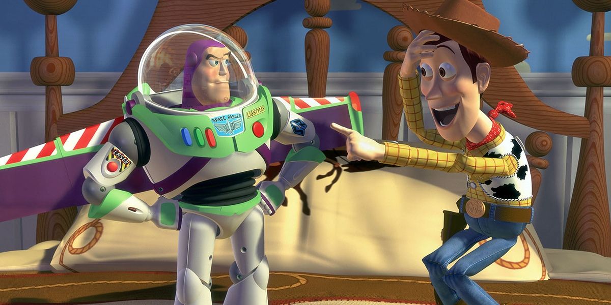Woody rindo de Buzz no quarto de Andy em Toy Story.