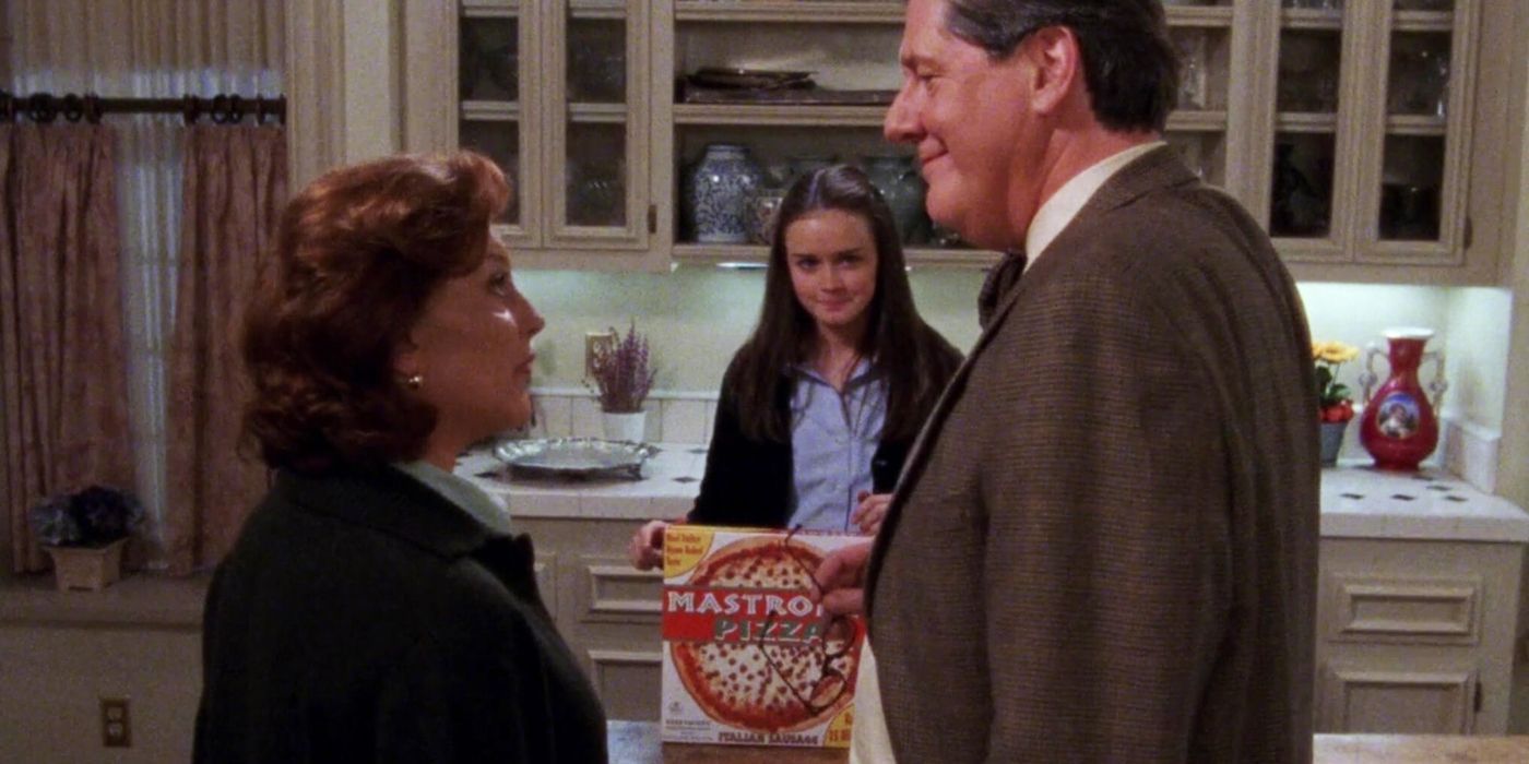 Rory shows her grandparents a pizza on Gilmore Girls