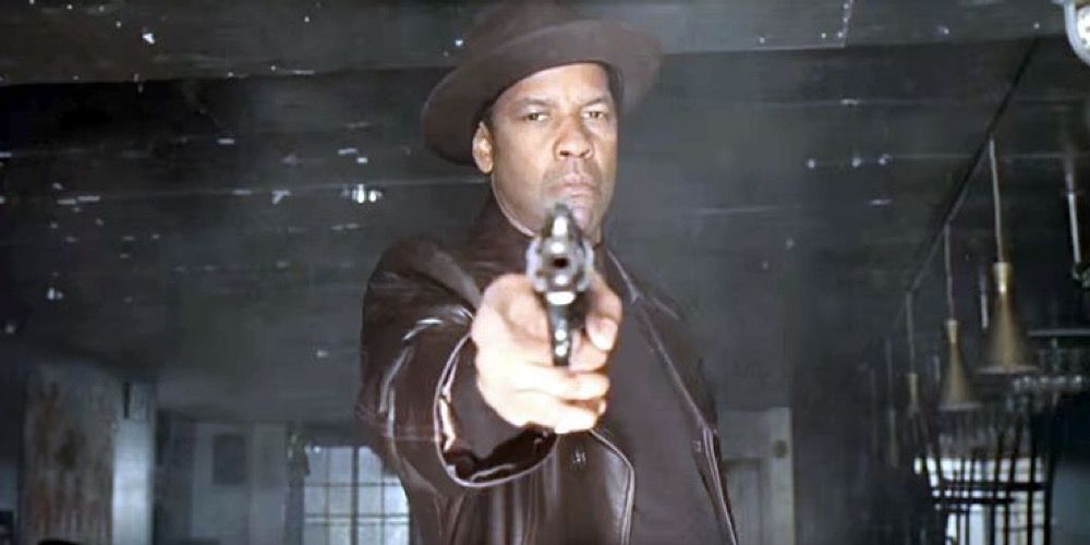 Frank points a gun into the lens of the camera in American Gangster