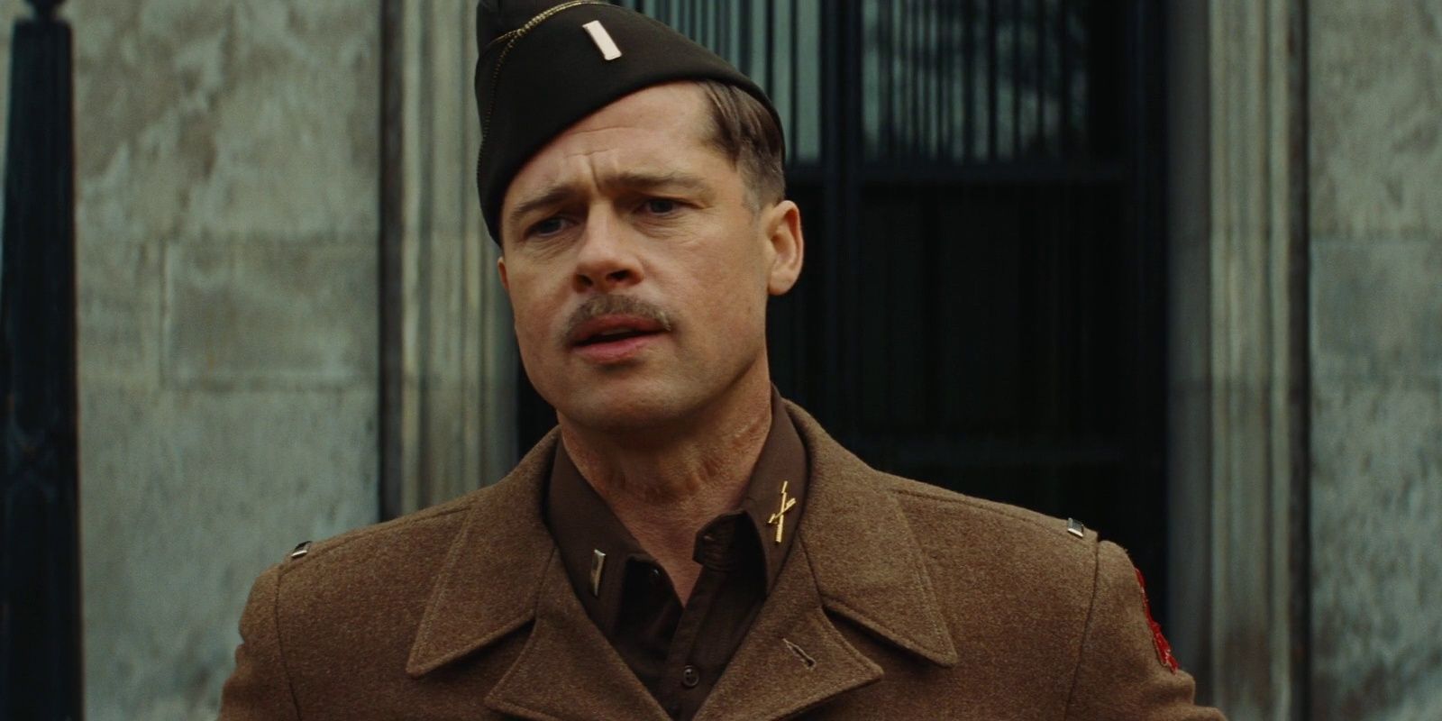 Aldo speaks with the Basterds with a clear scar across his neck in Inglourious Basterds