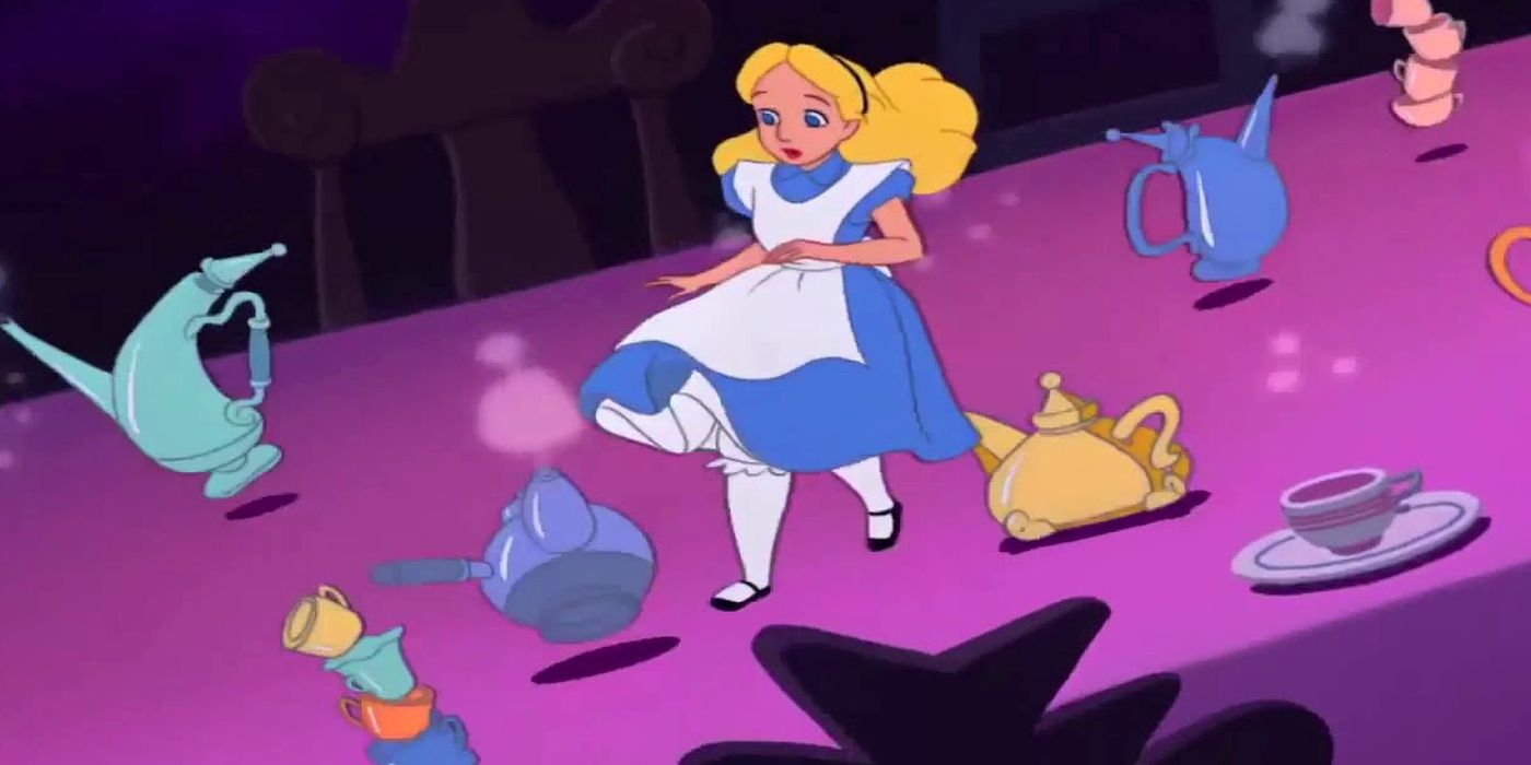 Alice correndo com bules fumegantes em Alice no País das Maravilhas