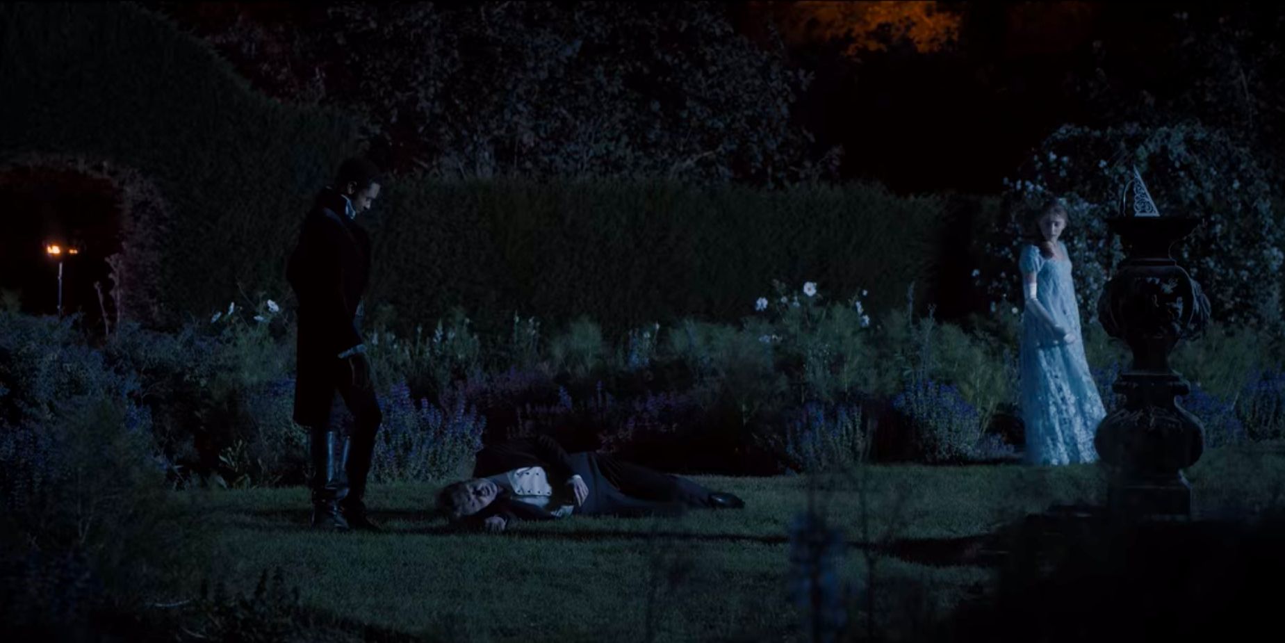 Simon e Daphne estão ao lado de Lord Berbrooke inconsciente na 1ª temporada de Bridgerton