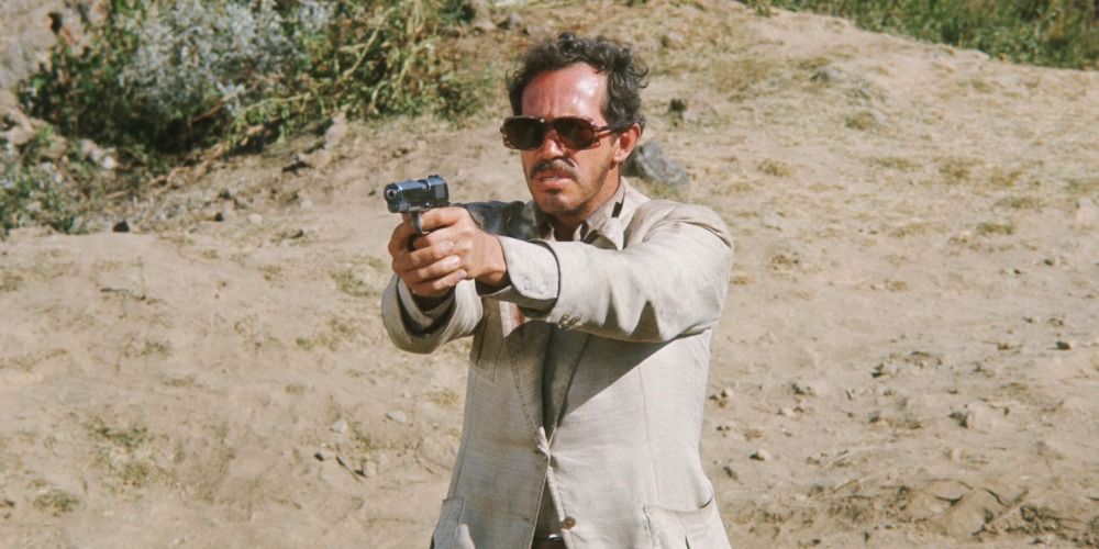 A gunslinger wearing sunglasses in Bring Me The Head Of Alfredo Garcia (1974)