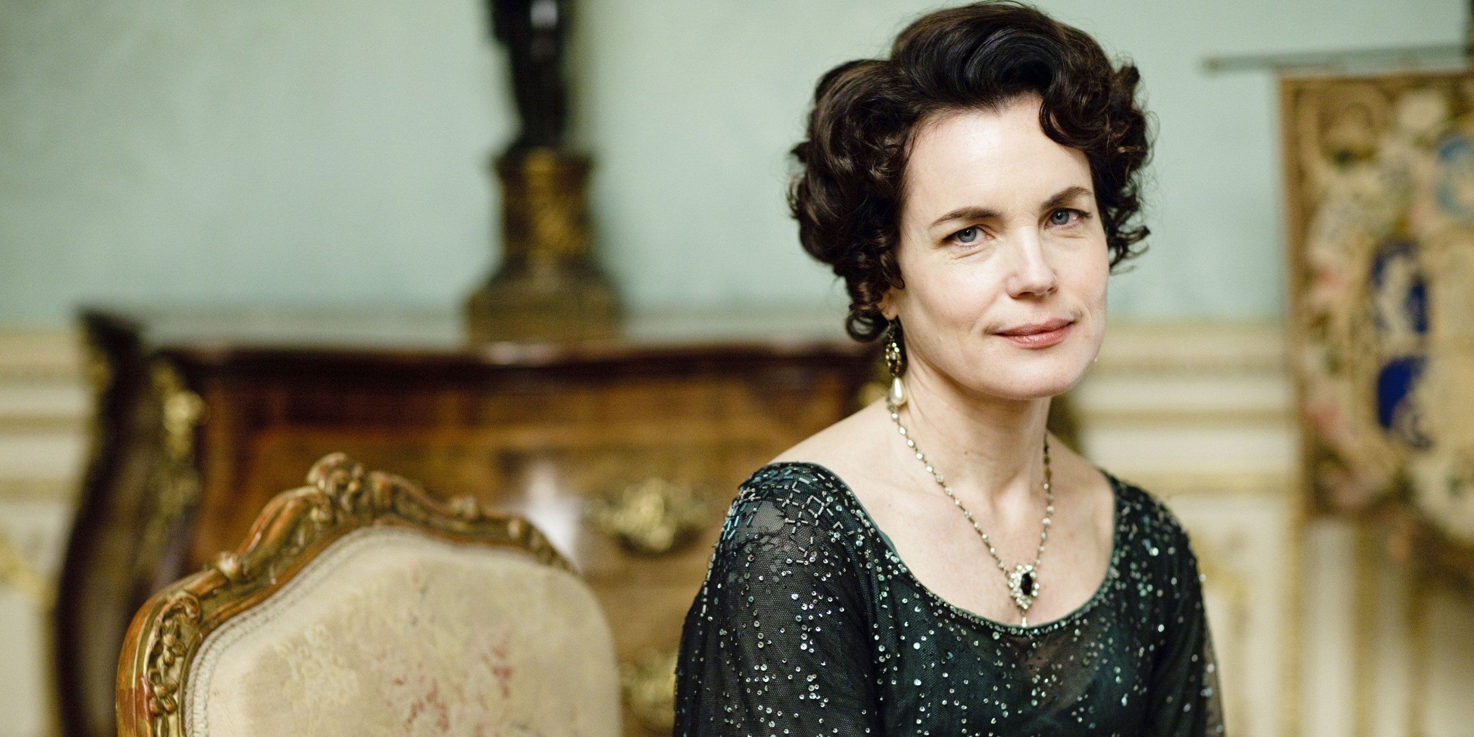 Cora Crawley sentada em uma cadeira e parecendo melancólica em Downton Abbey
