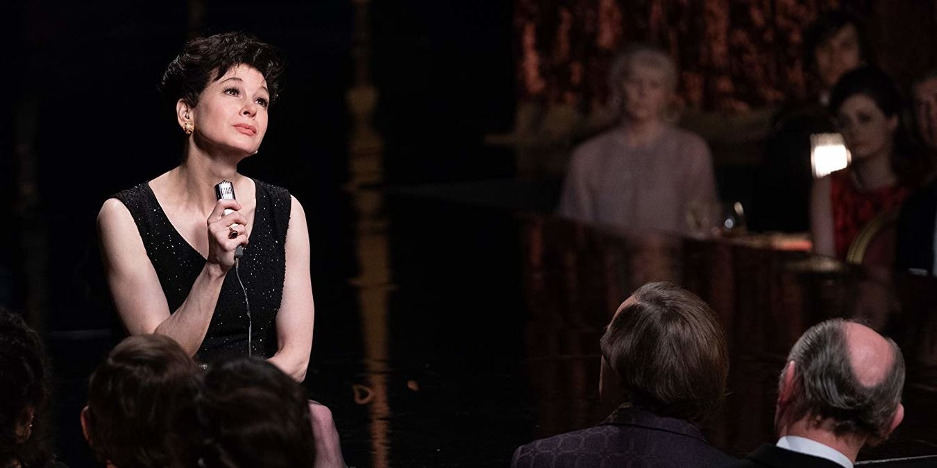 Judy Garland singing during a concert in Judy 2019.