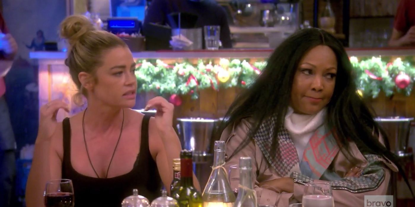 Denise y Garcelle hablando durante una cena en RHOBH