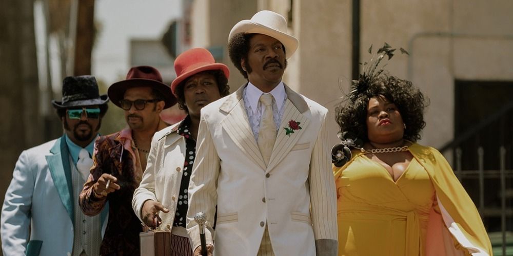 Eddie Murphy and his fellow cast members walk down the street in Dolemite Is My Name (2019)