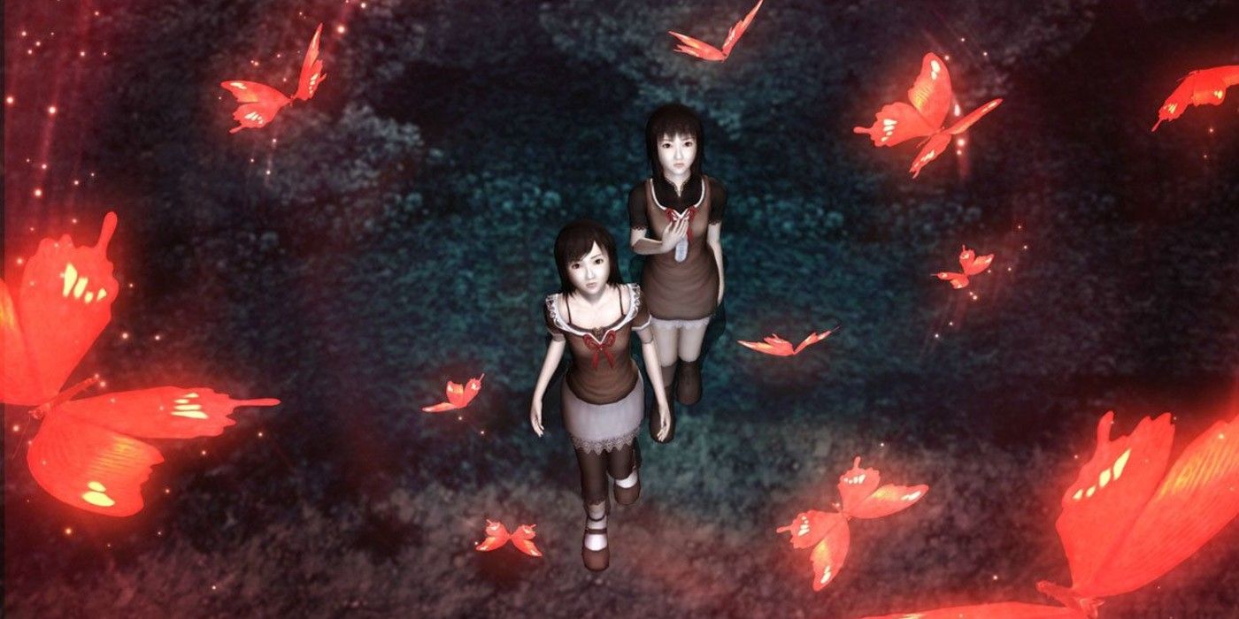 Borboletas vermelhas voando para longe de duas garotas em Fatal Frame 2.